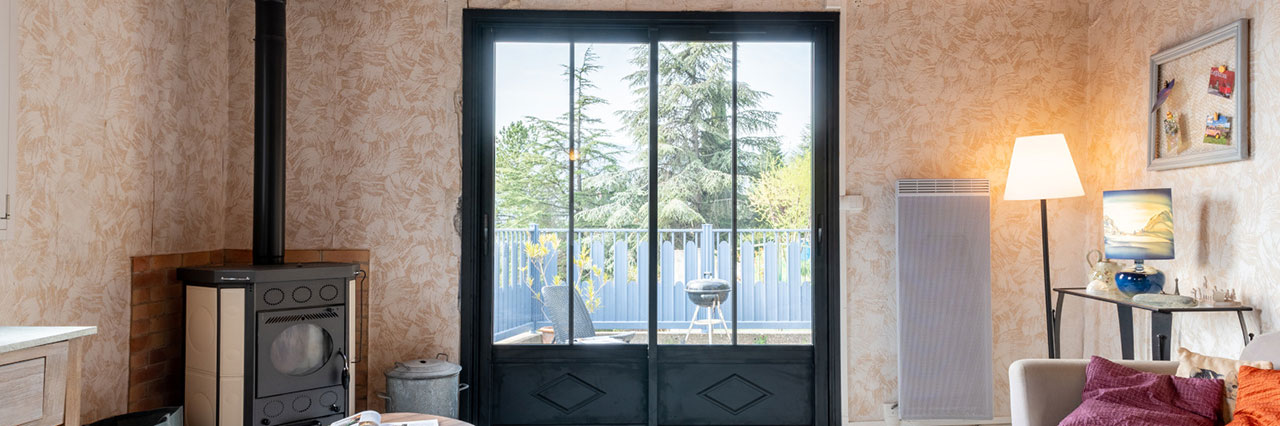 porte-fenêtre en aluminium Minco posée par l'adhérent Komilfo Miroiterie des Alpes