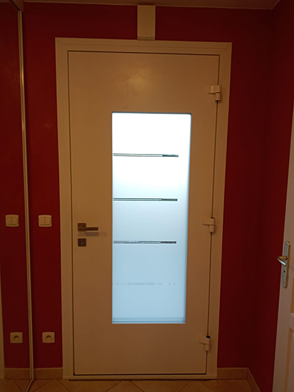 porte d'entrée vitrée en aluminium