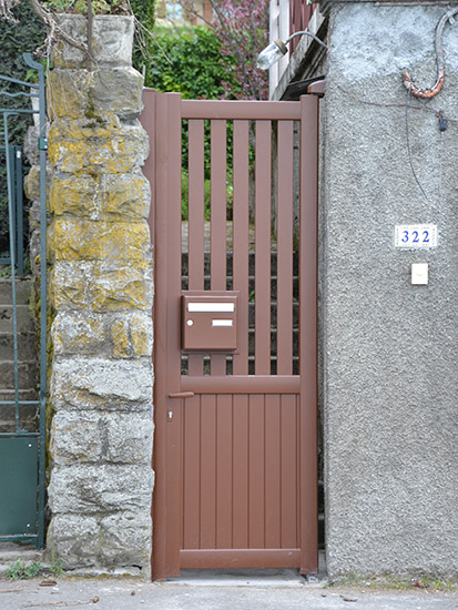 Portillon manuel en aluminium avec boîte aux lettres intégrée