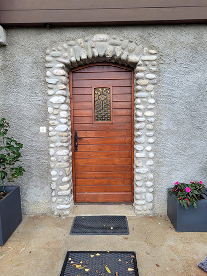 Porte d'entrée cintrée en bois et aluminium