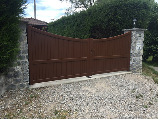 Portail aluminium sur pente