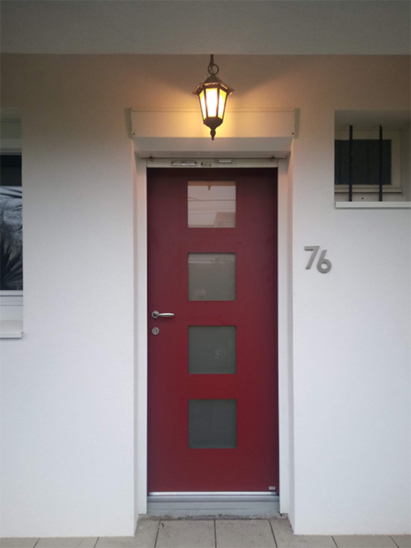 porte d'entrée Bel'M rouge avec vitrages carrés