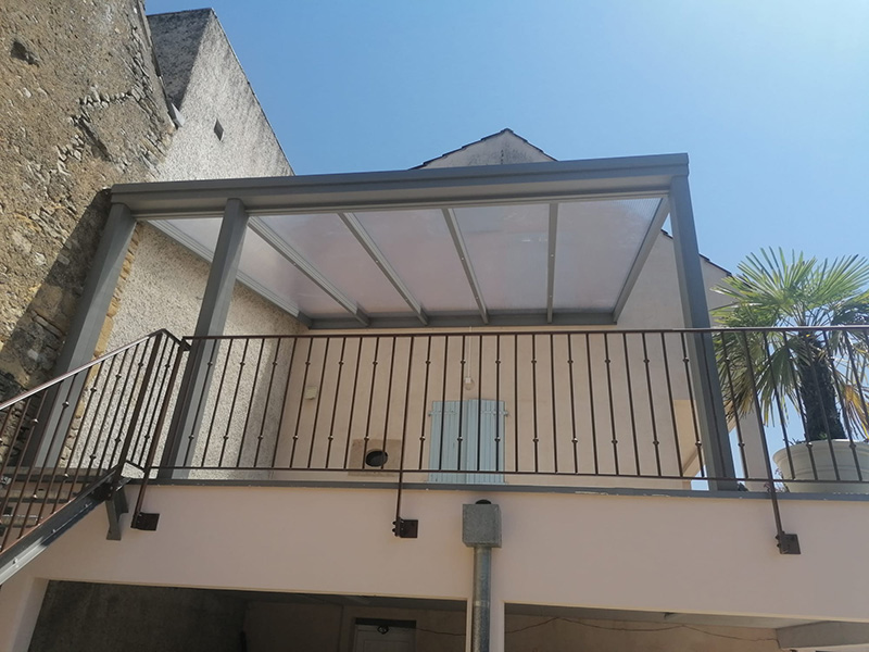 Toit de terrasse adossé à la maison avec panneaux en polycarbonate opaque