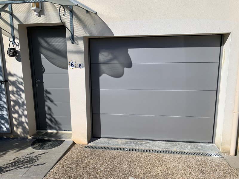 porte de garage sectionnelle et porte d'entrée