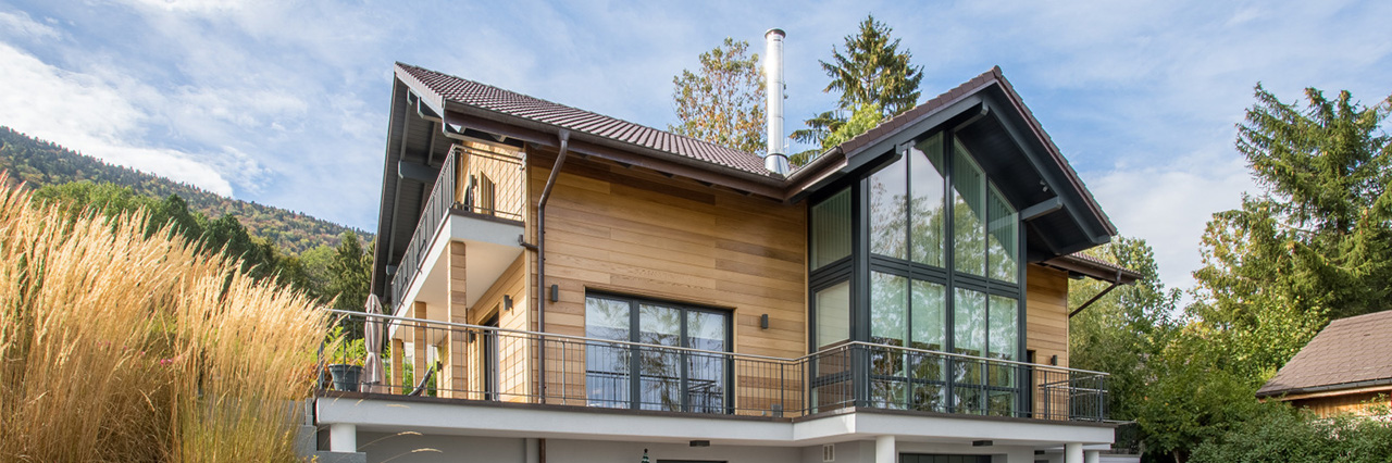 maison en bois avec menuiseries aluminium et stores intérieurs