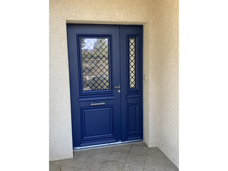 porte d'entrée bleue mixte alu bois semi-vitrée traditionnelle