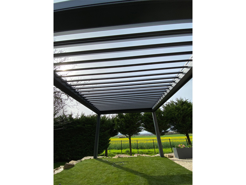 pergola bioclimatique gris avec screen zip et éclairage