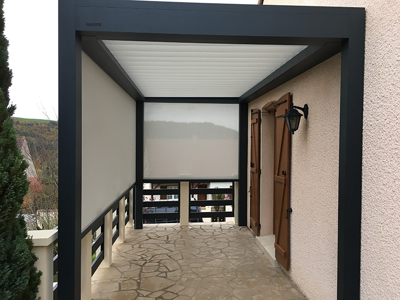 pergola bioclimatique sur terrasse avec screens zip