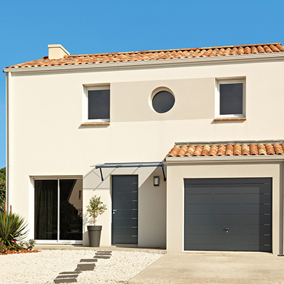 maison avec porte d'entrée en acier