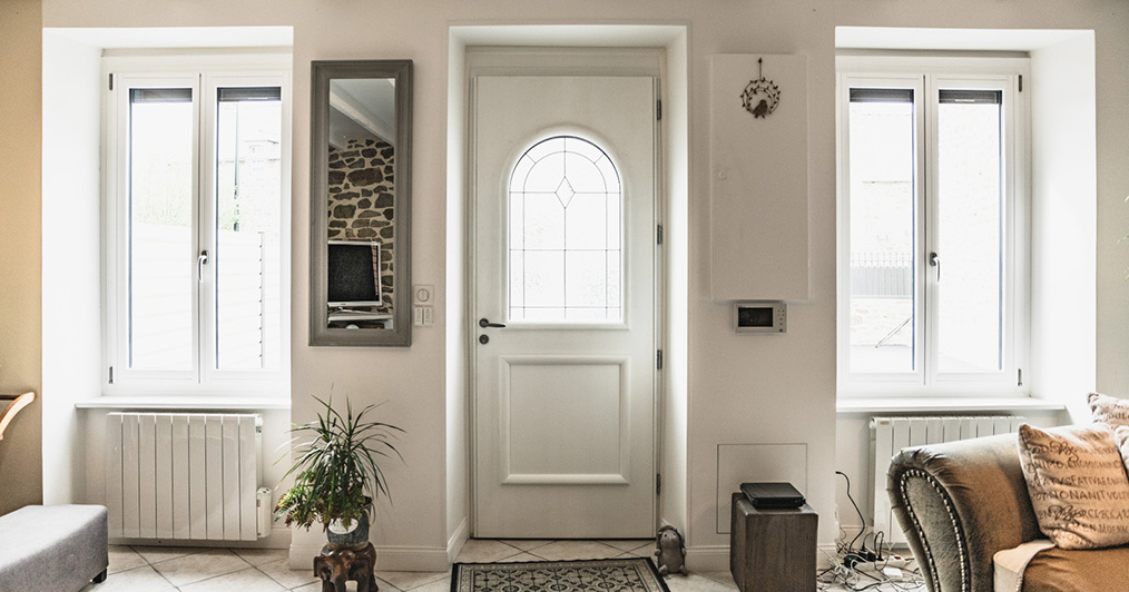 porte d'entrée en aluminium blanche à l'intérieur