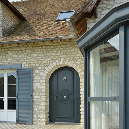 porte d'entrée cintrée en bois