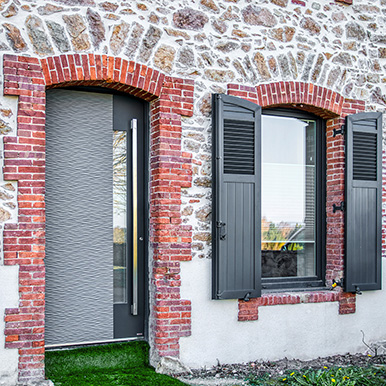 porte d'entrée vitrée moderne avec barre de tirage