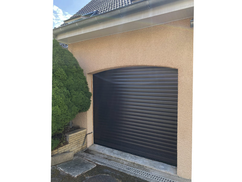 porte de garage enroulable marron