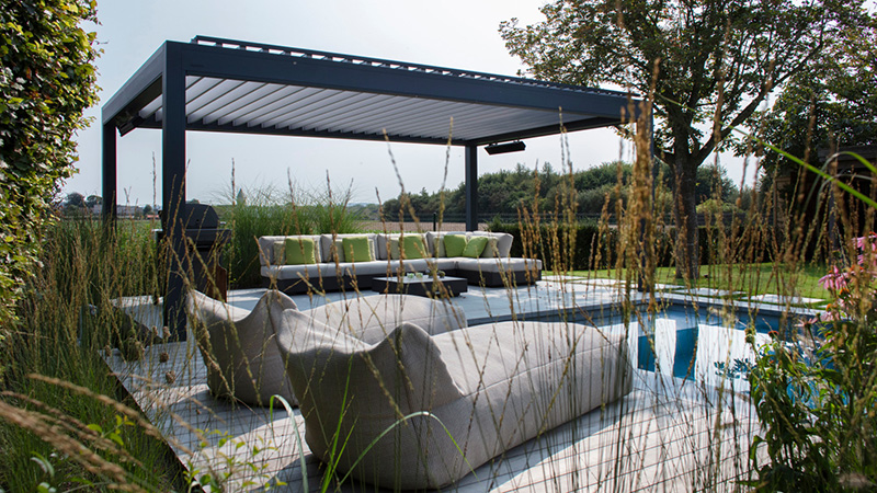 pergola bioclimatique dans le jardin