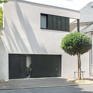 porte de garage sectionnelle avec portillon noire