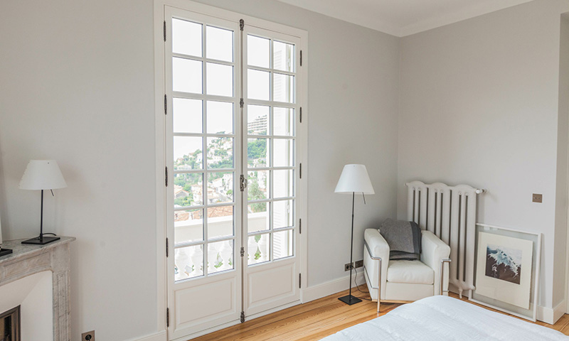 fenetre en bois de couleur blanche dans une chambre