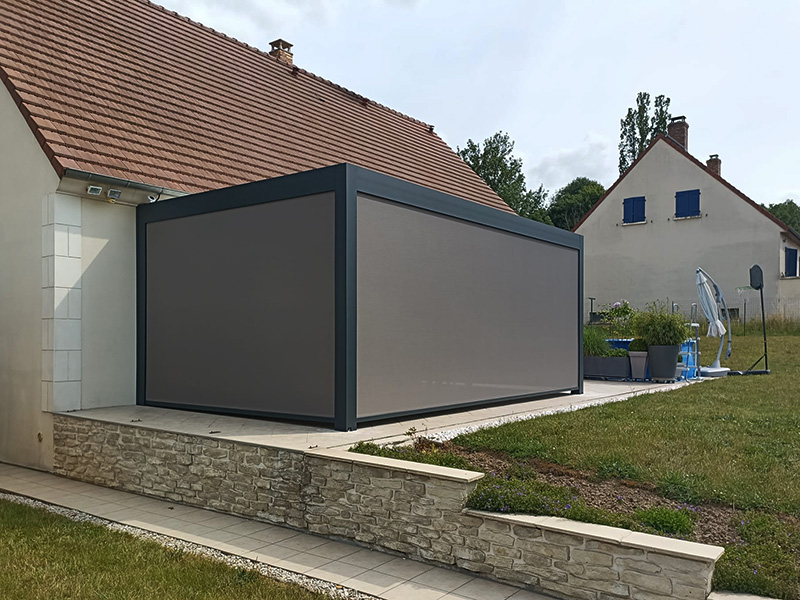 PERGOLA bioclimatique gris anthracite avec screens fermés