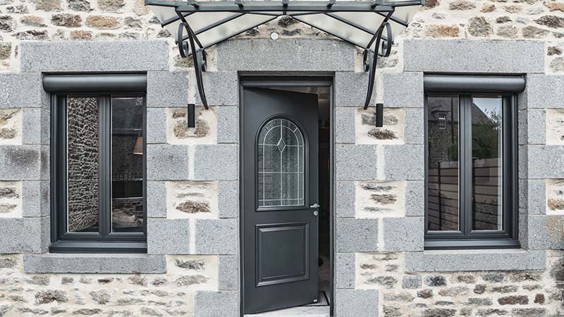 porte d'entrée semi-vitrée en aluminium gris anthracite maison en pierre