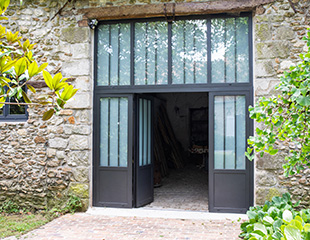 Porte de garage coulissante latérale - Terres de Fenêtre