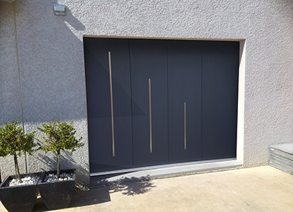 porte de garage sectionnelle latérale avec lignes lasers décoratives