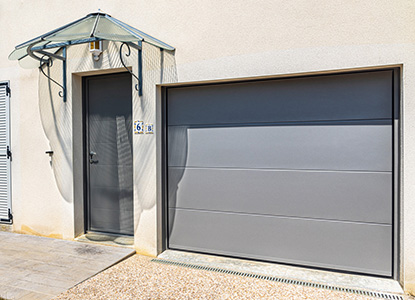porte d'entrée et porte de garage coordonnées gris clair