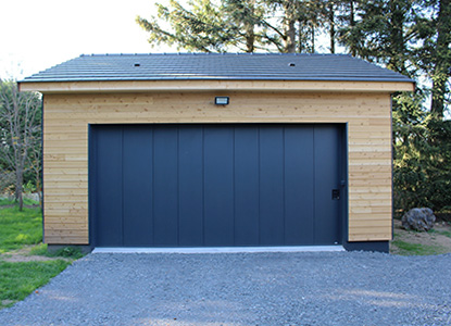 porte de garage sectionnelle latérale garage isolé en bois