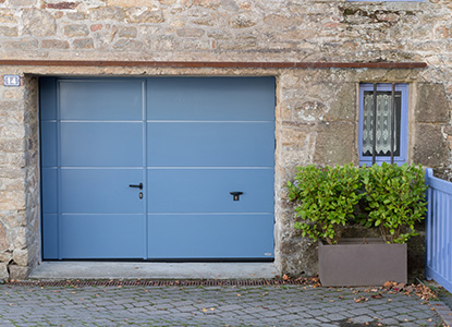 porte de garage sectionnelle bleue coordonnée au portillon et à la fenêtre