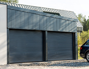 Porte de garage La Roche-sur-Yon chez Stores Vendée (85)