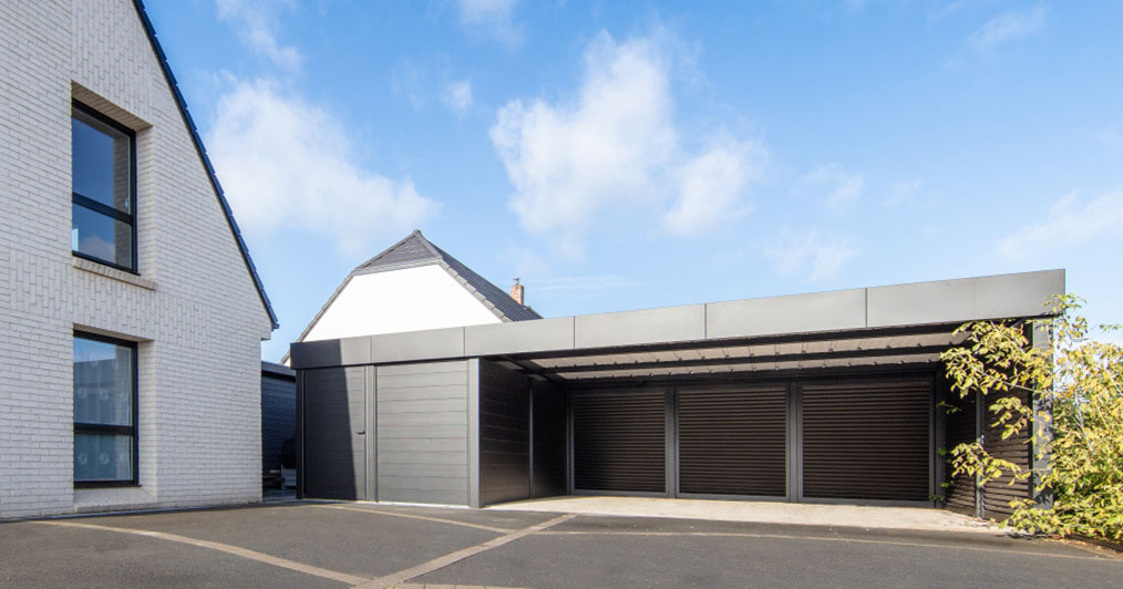 Carport 2 voitures avec brise-vue et abri de jardin