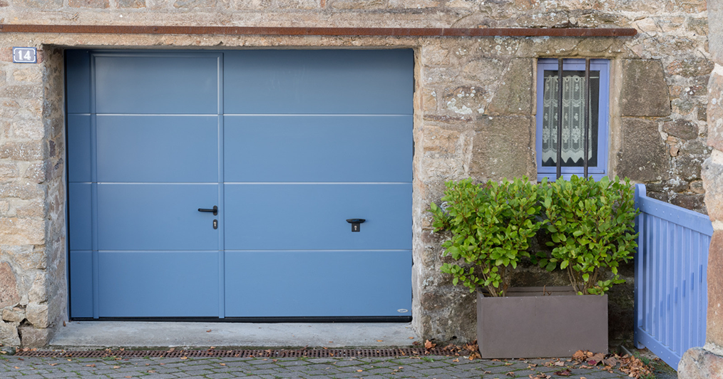 porte de garage sectionnelle bleue coordonnée au portillon et menuiseries