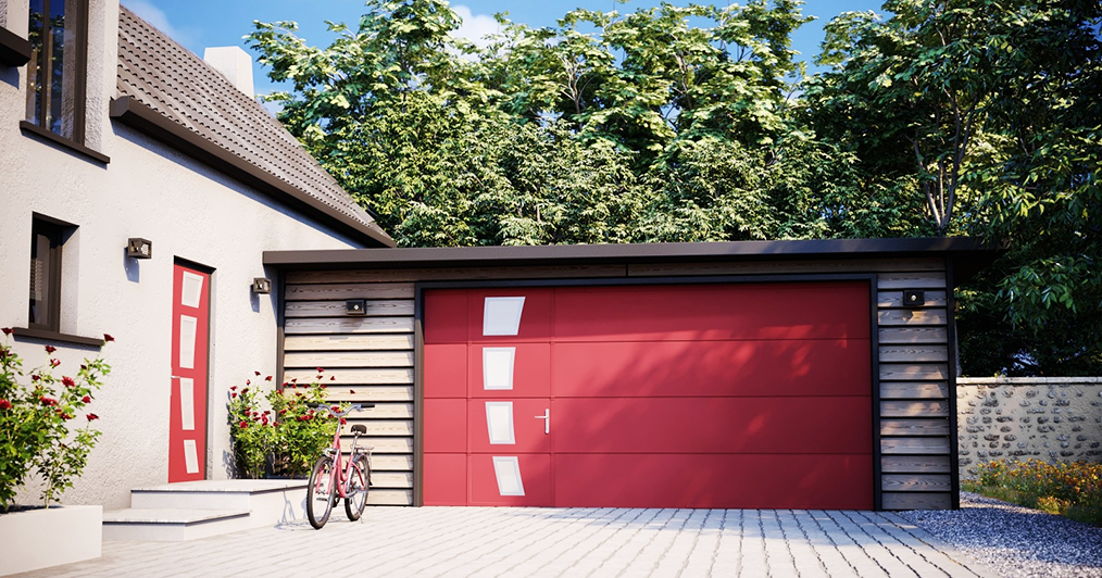 porte de garage sectionnelle avec portillon rouge coordonnée à la porte d'entrée