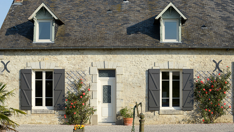 volets battants sur longère en pierre