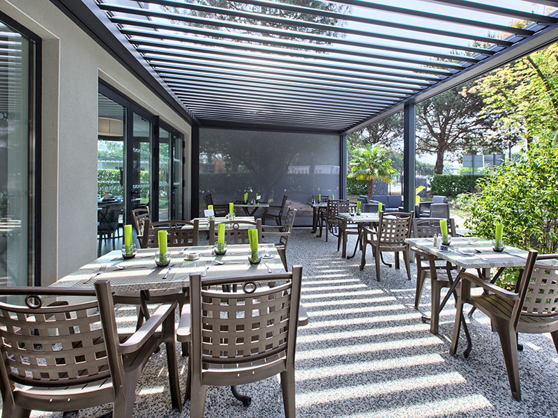pergola bioclimatique pour terrasse de restaurant