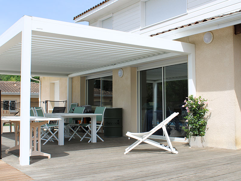 pergola bioclimatique blanche sur terrasse