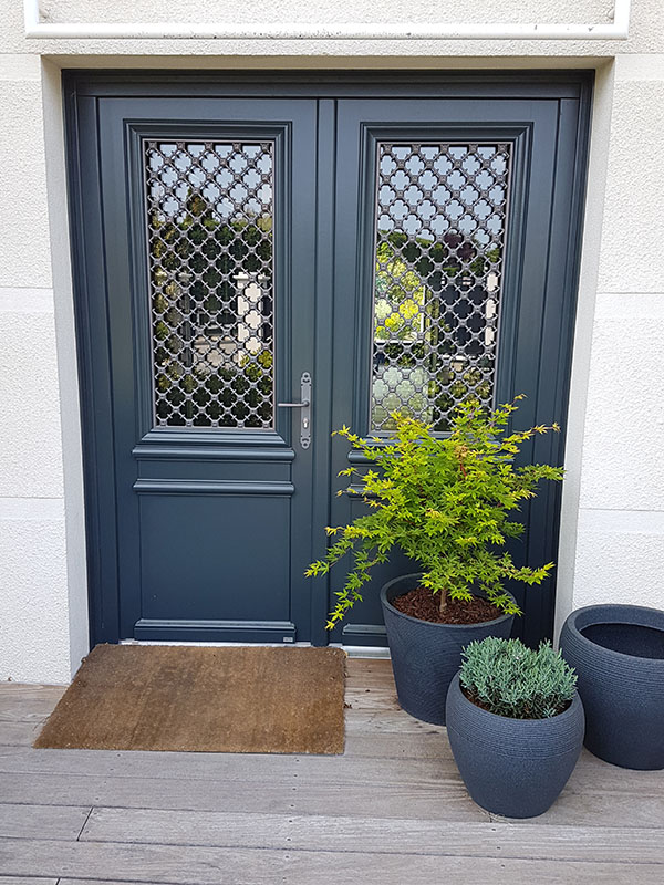 porte d'entrée à deux vantaux en bois au style classique