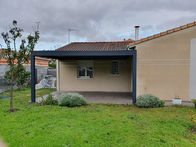 pergola gris anthracite adossée à la maison