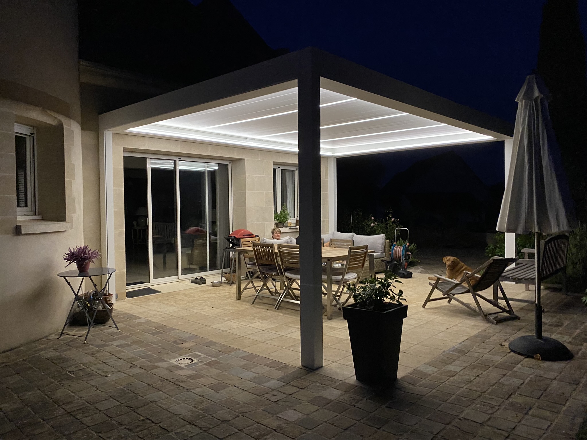 pergola bioclimatique avec éclairage leds de nuit