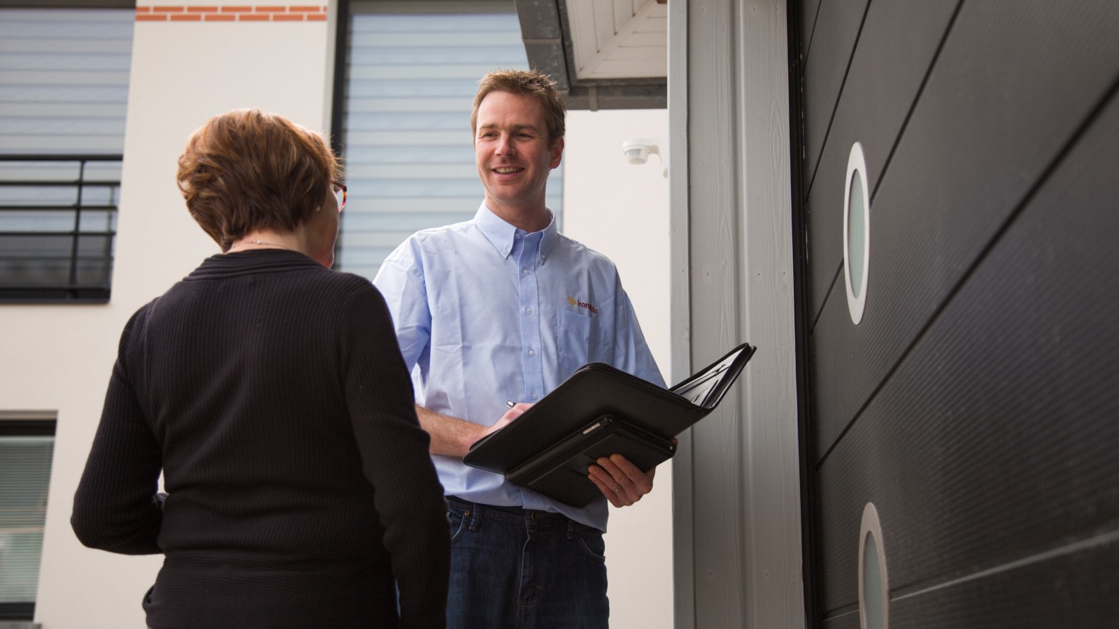 RDV avec votre conseiller Komilfo expert en porte de garage et carports