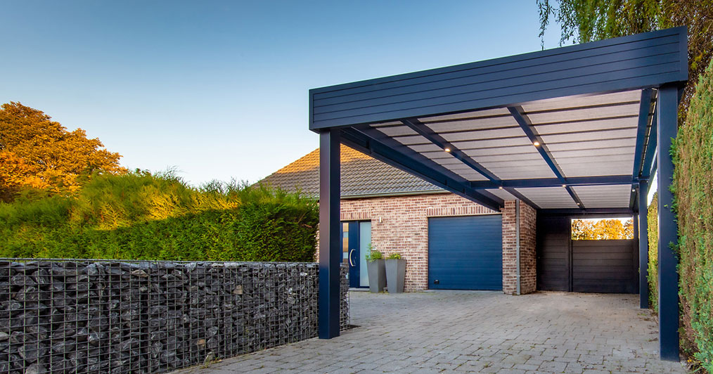 Carport avec spot lumineux