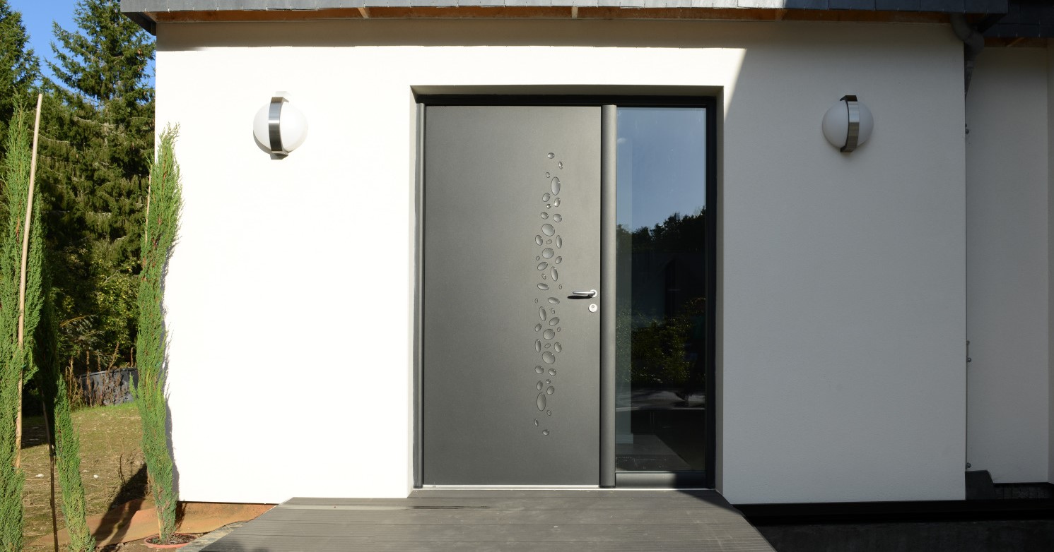 Porte d'entrée moderne avec fixe latéral vitré - Komilfo