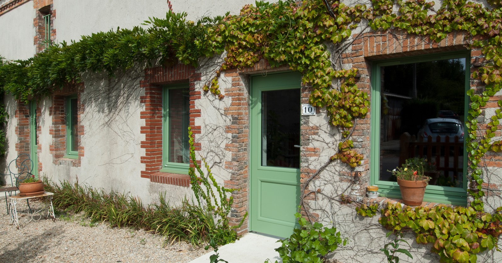 Porte d'entrée traditionnelle coordonnée aux menuiseries - Komilfo