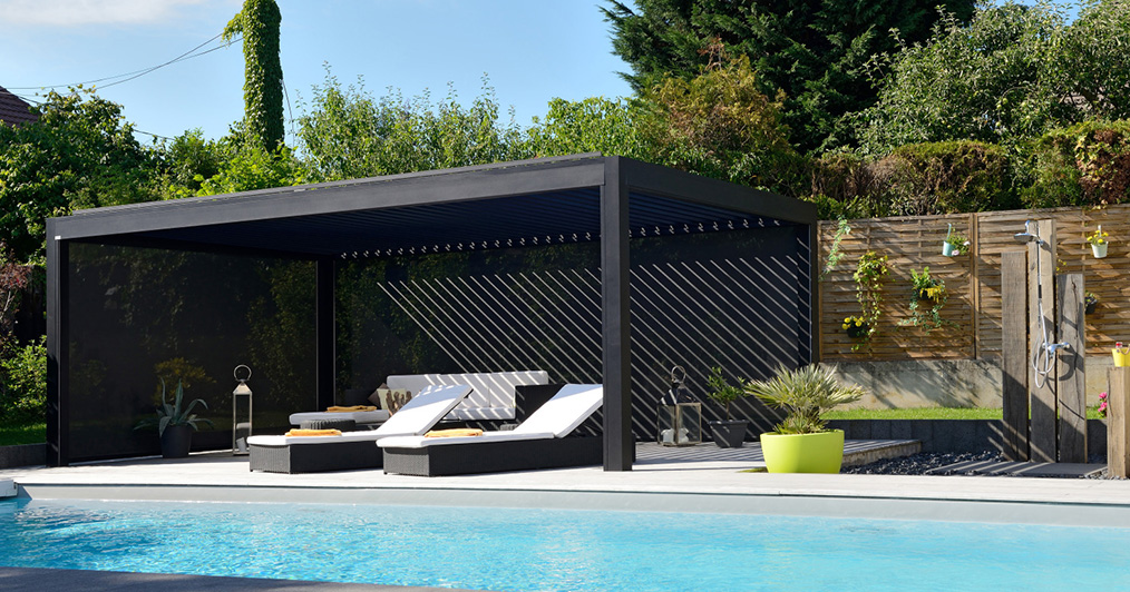 Pergola autoportée à côté de la piscine