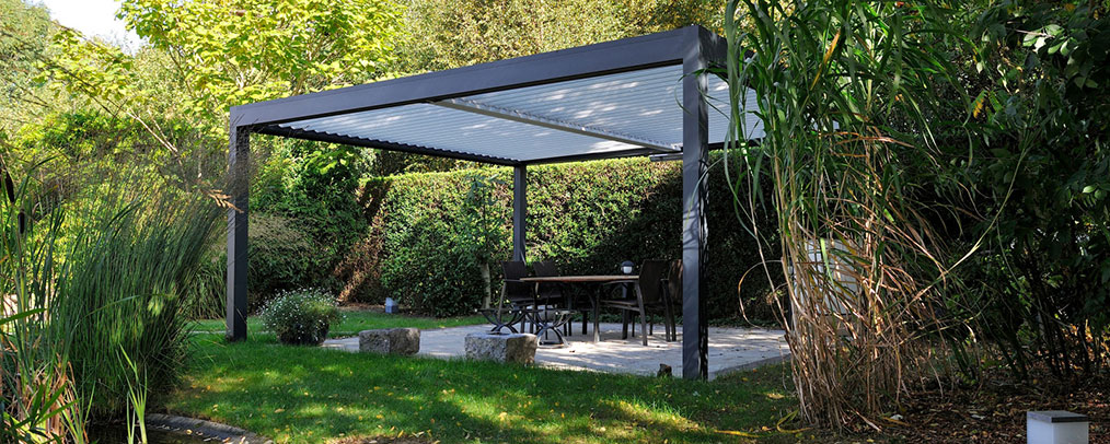 Pergola bioclimatique autoportée noire et blanche Brustor B200