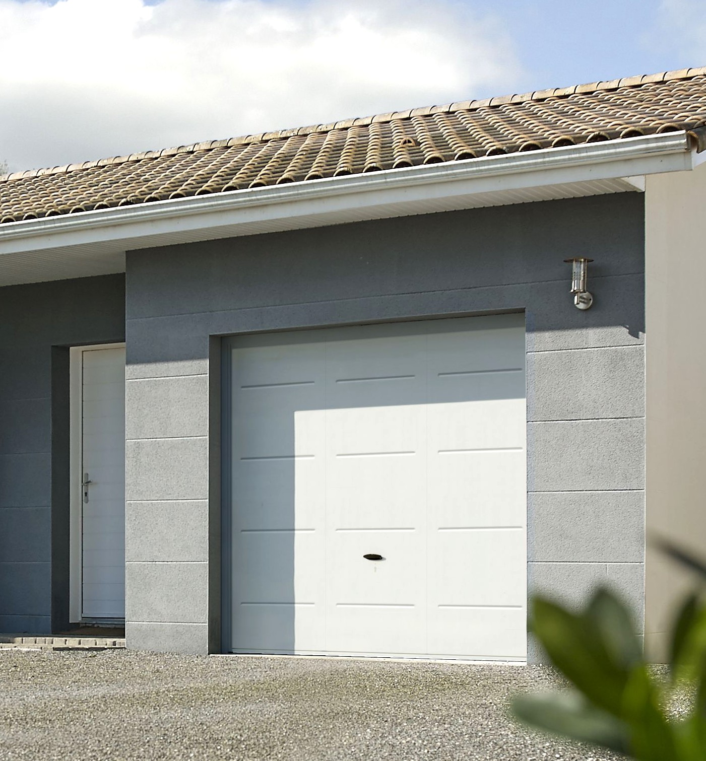 La porte de garage basculante pour prendre soin de votre voiture - Komilfo