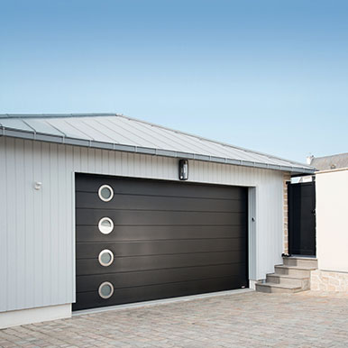 Porte de garage sectionnelle avec hublots