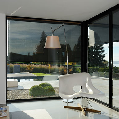 Store de fenêtres - vue intérieur Réalisation Komilfo Chablais - © Thierry GENAND