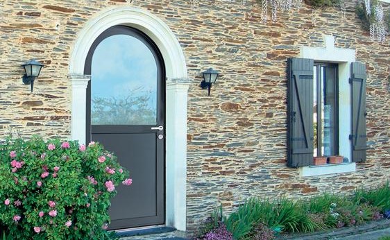 Porte d'entrée mixte bois aluminium plein cintre - Komilfo