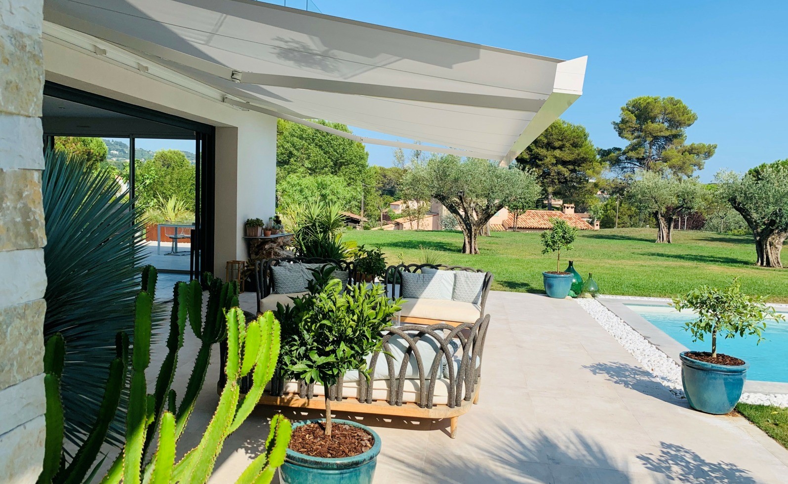 Un store banne blanc pour aménager votre terrasse en Provence - Komilfo