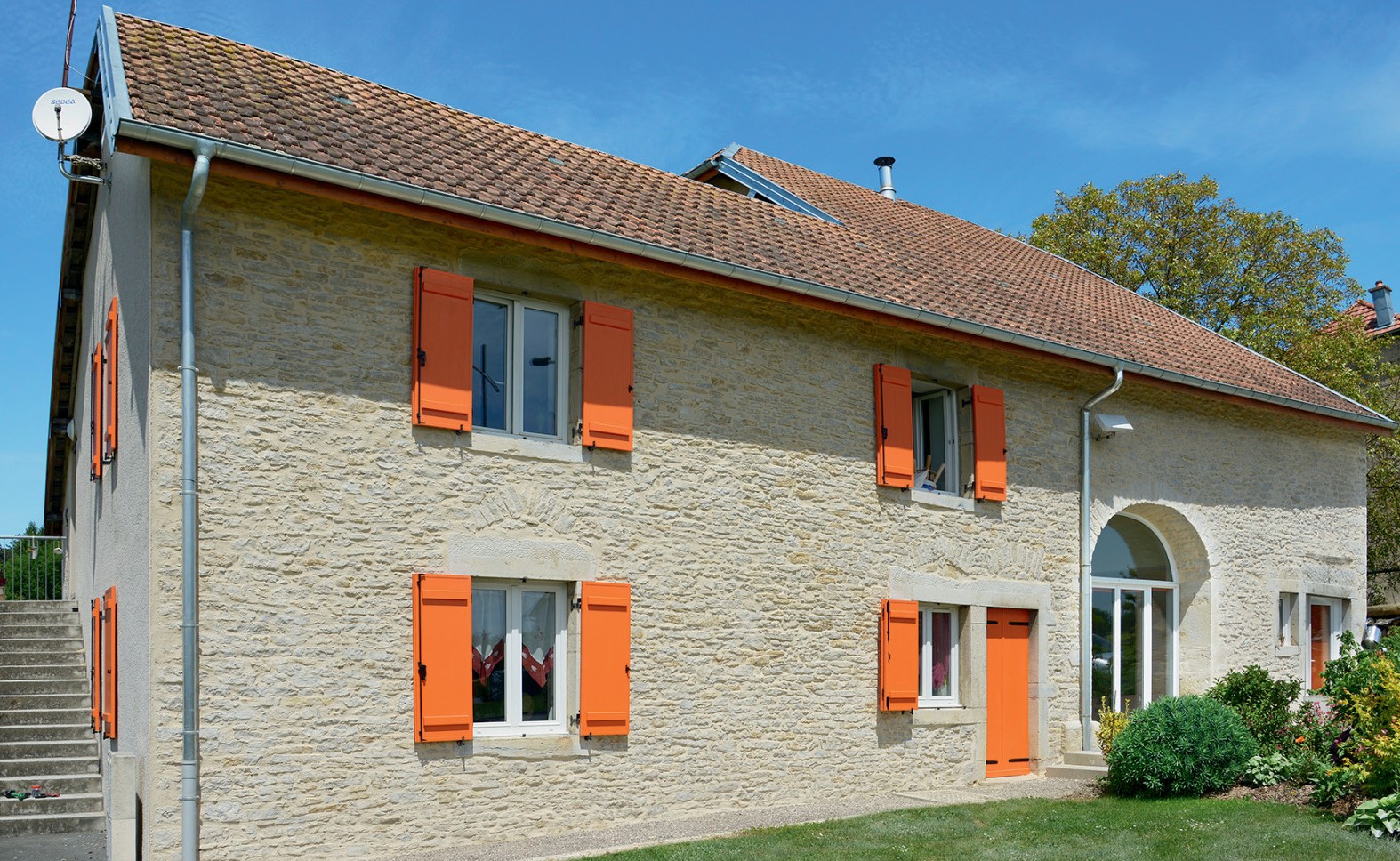 Volets battants orange pour valoriser la façade d'une maison - Komilfo
