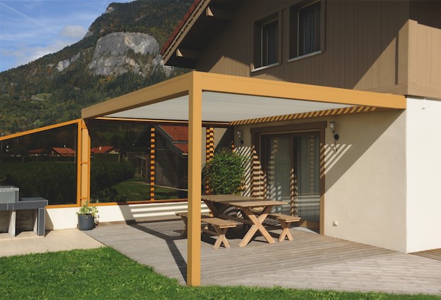 Installation de pergola bioclimatique à lames orientables posée en Haute-Savoie